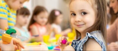 bambini a scuola in classe