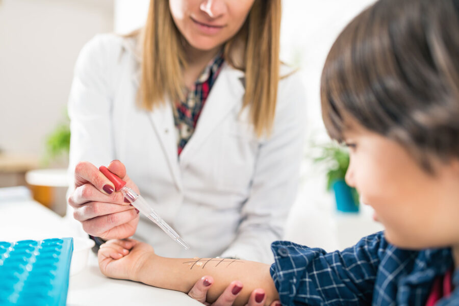 bambino che effettua test intolleranze alimentari