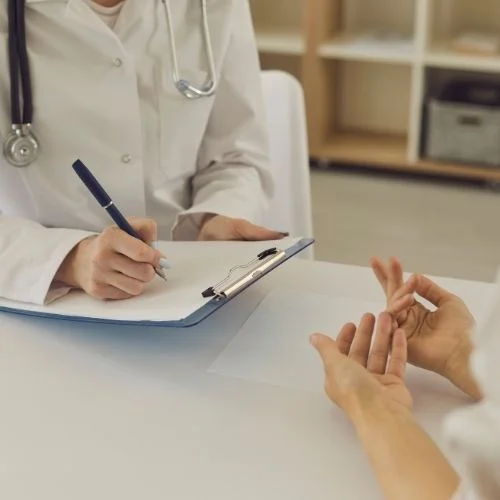 dottoressa effettua il test per le intolleranze alimentari